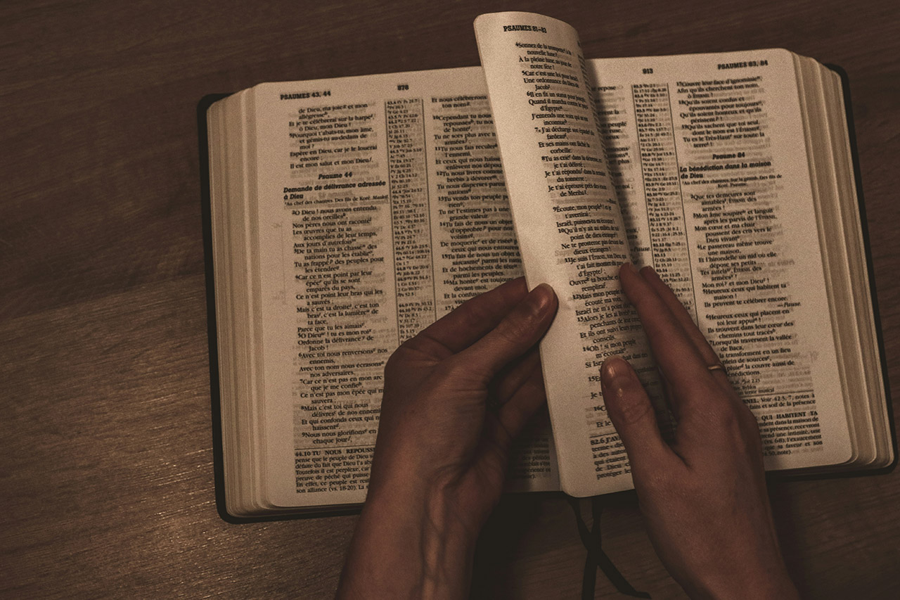 2-1_bibbia_foto-unsplash_Jametlene-Reskp